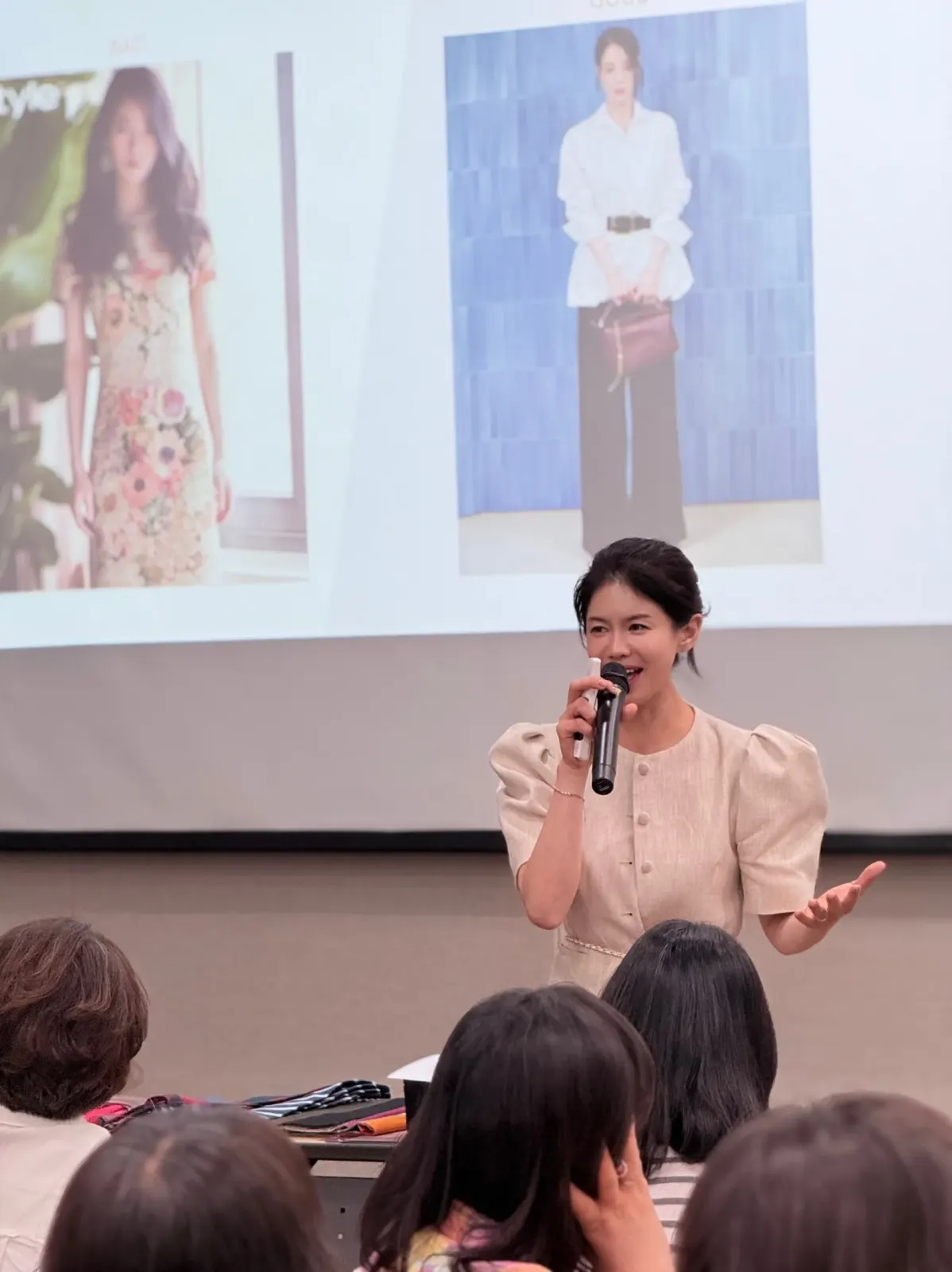 기업 강의실에서 마이크를 들고 이미지컨설팅 슬라이드를 설명하는 강사