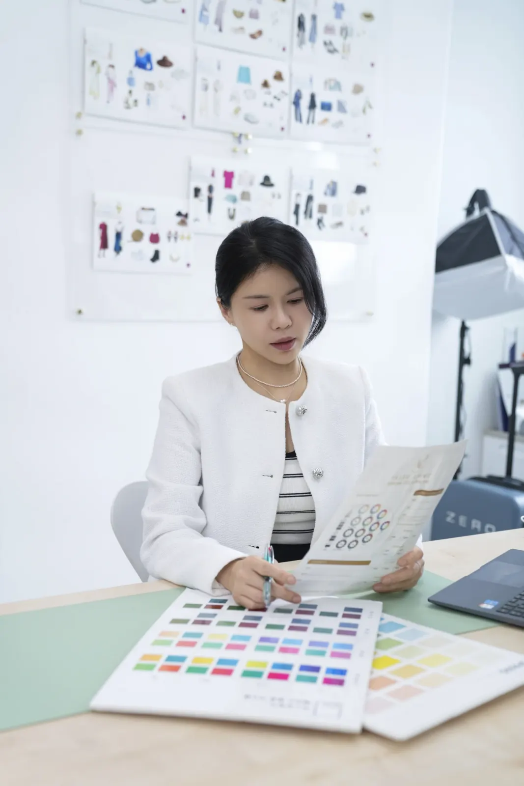 컬러 차트와 스타일 자료를 보며 컨설팅하는 모습