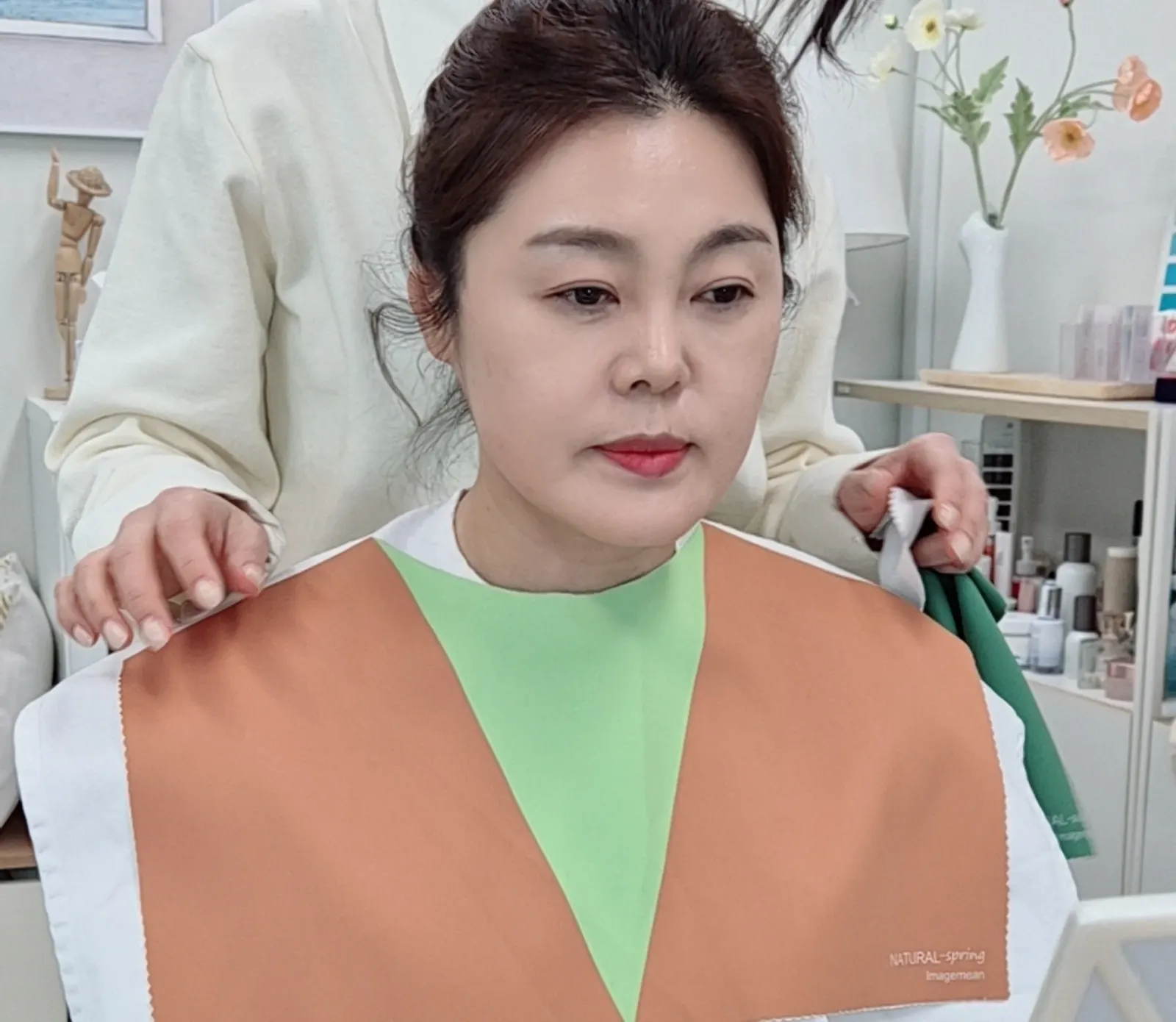 여러 컬러 원단을 대보며 퍼스널컬러를 진단하는 과정