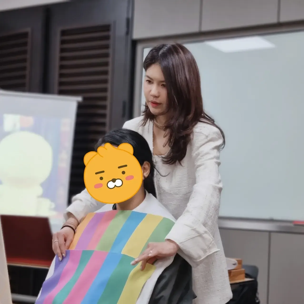 시즌 컬러 원단을 목에 대고 톤을 비교하는 모습