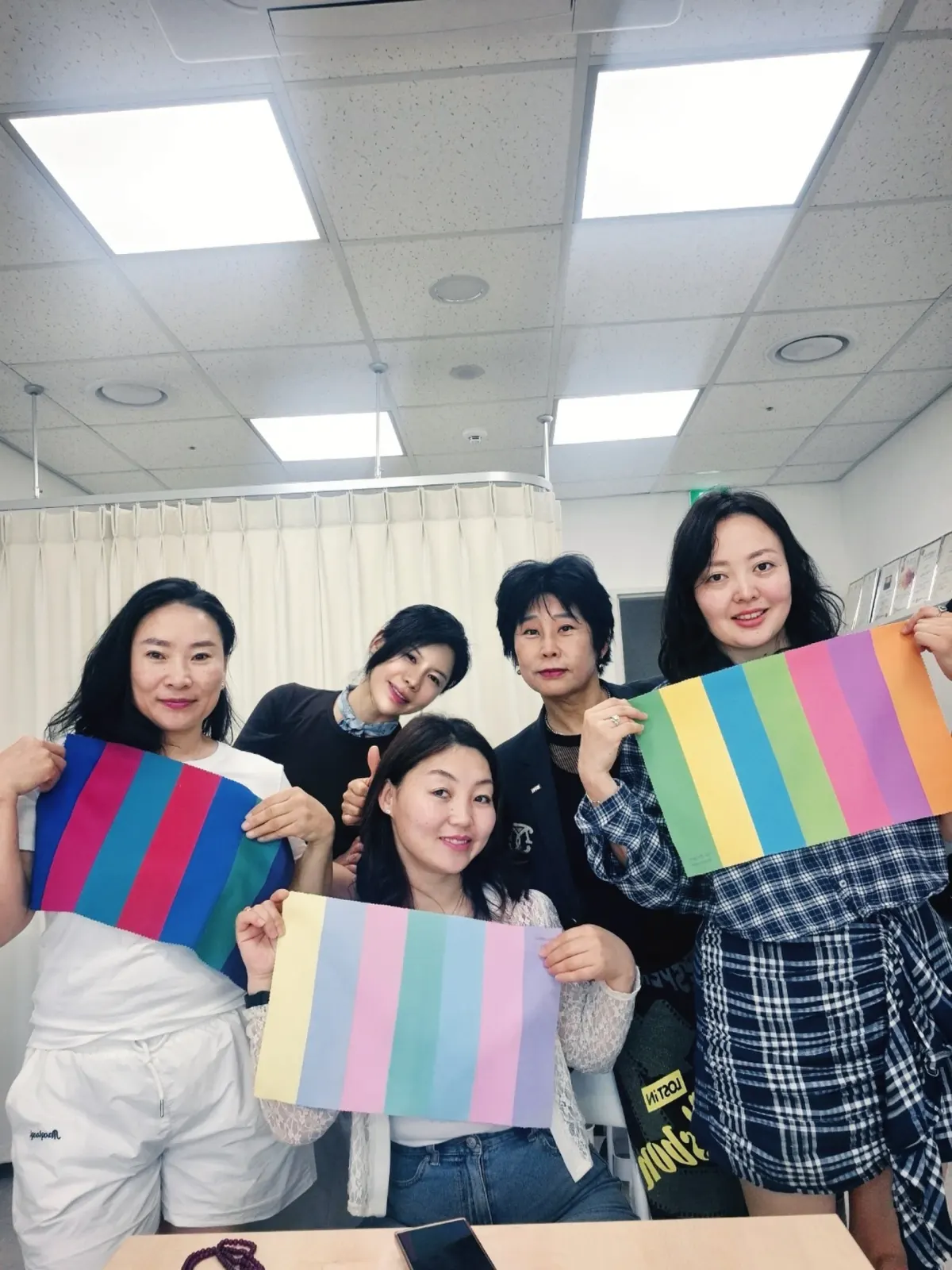 여러 참가자가 함께 컬러 원단을 들고 있는 단체 사진